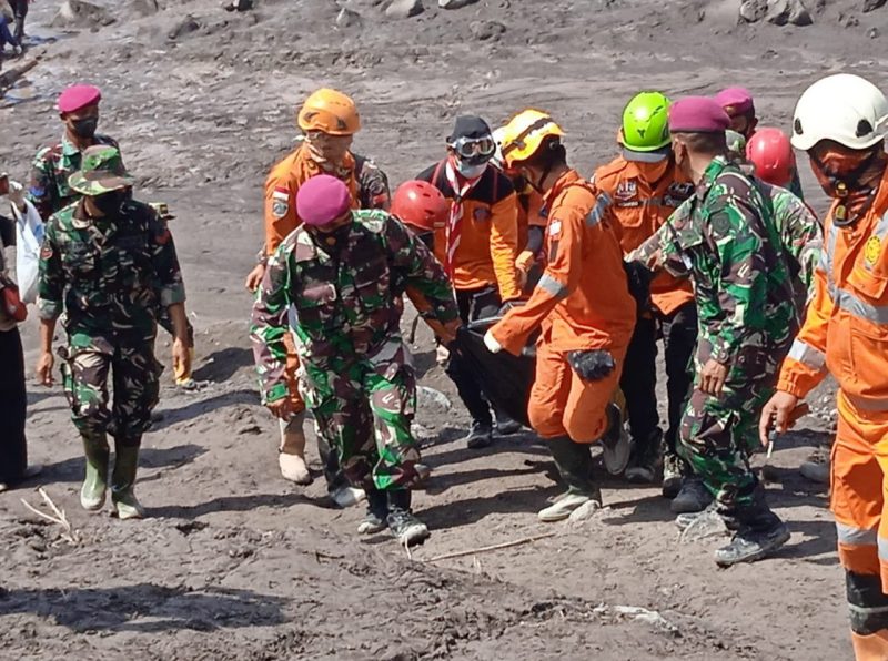 Satuan Tugas Penanggulangan Bencana Alam dari jajaran TNI Angkatan Laut Lantamal V bersama dengan Tim SAR Gabungan menemukan dua jenazah laki-laki tanpa identitas, korban erupsi Gunung Semeru. (Foto: Dispenal)