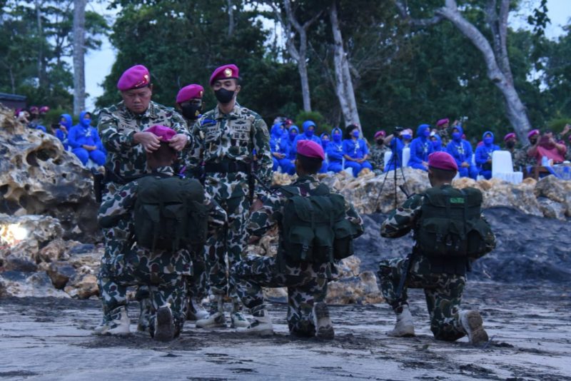 Kasal Laksamana TNI Yudo Margono menyematkan baret kepada 512 prajurit remaja Korps Marinir di tepi pantai Baruna, Malang, Jawa Timur, Selasa (7/12/2021). (Foto: Dispenal)