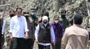 Gubernur Jawa Timur Khofifah Indar Parawansa mendampingi Presiden RI Joko Widodo mengunjungi lokasi terdampak awan panas guguran (APG) Gunung Semeru di Kabupaten Lumajang, Selasa (7/12/2021). (Foto: MC Diskominfo Prov Jatim)