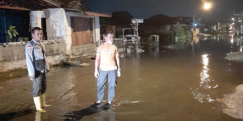 Banjir rob terjadi di sejumlah kelurahan yang berada di wilayah administrasi Kecamatan Medan Belawan, Kota Medan, Provinsi Sumatra Utara, pada Selasa (7/12/2021), pukul 01.30 WIB. (Foto: BPBD Kota Medan) 