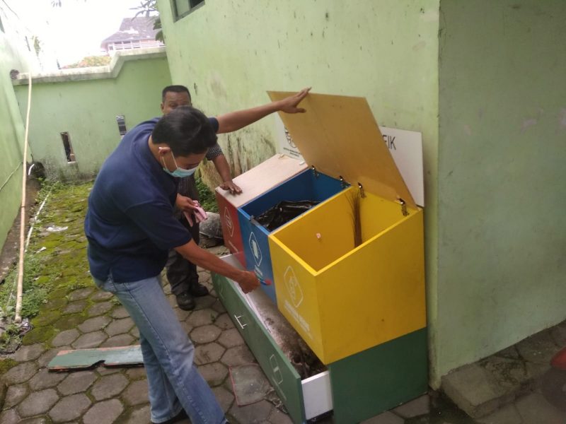 Salah satu upaya DLH yang dilakukan adalah menyediakan dropbox sebagai tempat pengumpul sementara limbah b3 skala rumah tangga, sebelum diangkut dan diolah secara benar sesuai aturan yang berlaku. (Foto: Humas Pemkot Yogya)