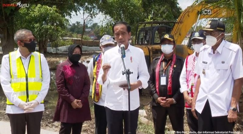 Presiden Joko Widodo dalam kunjungan kerjanya di Kabupaten Sintang, Kalimantan Barat. Presiden menjelaskan tiga rencana guna menangani banjir di wilayah tersebut. (Foto: BPMI/Istimewa)