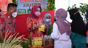 Bupati Etik Suryani usai membuka Bazar Produk Tani, di Kecamatan Gatak, Jumat (7/1/2022) melihat langsung produk pertanian Kabupaten Sukoharjo. (Foto: MC Kab Sukoharjo)