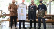 Gading Marten bertemu Gubernur Jawa Tengah Ganjar Pranowo pada Selasa (11/1/2022). Dalam pertemuan itu Gading Martin minta doa restu dan dukungan Ganjar kepada tim basket miliknya West Bandits Solo yang akan berlaga di IBL 2022. (Foto: Humas Jateng)