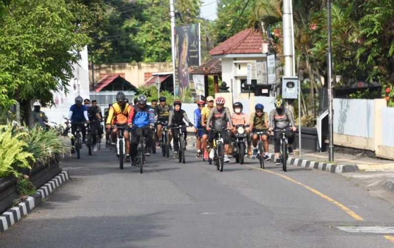 Danrem 072/Pamungkas Brigjen TNI Afianto gowes bersama Perwira di satuan jajaran Korem 072/Pamungkas Kota Yogyakarta, Selasa, (11/1/2022).
(Penrem 072/PMK).