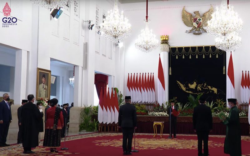 Presiden RI Joko Widodo melantik duta besar (Dubes) luar biasa dan berkuasa penuh (LBBP) untuk sejumlah negara sahabat, Rabu (12/1/2022). (Foto: BPMI Setpres) 

