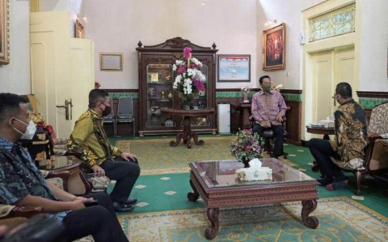 Gubernur DIY, Sri Sultan Hamengku Buwono X, menerima kunjungan Direktur Utama Garuda Indonesia, Irfan Setiaputra, di Gedhong Wilis, Kompleks Kepatihan Yogyakarta (14/1/2022). (Foto: Humas Pemda DIY)