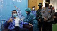 Bupati Bantul, Abdul Halim Muslih menerima vaksinasi lanjutan (Booster) dosis 3 di Dinas Kesehatan Kabupaten Bantul, Senin (17/1/2022). (Foto: Humas Pemkab Bantul)