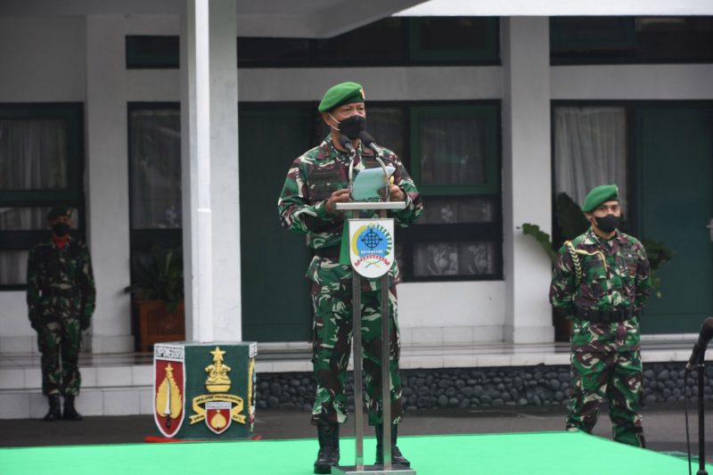 Danrem 072/Pamungkas Brigjen TNI Afianto memimpin upacara 17-an bulan Januari 2022 yang diikuti oleh prajurit dan PNS Makorem 072/Pamungkas dan Satdisjan jajaran Korem 072/Pamungkas di Lapangan Apel Makorem 072/Pamungkas, Senin (17/1/2022). (Foto: Penrem 072/PMK)
