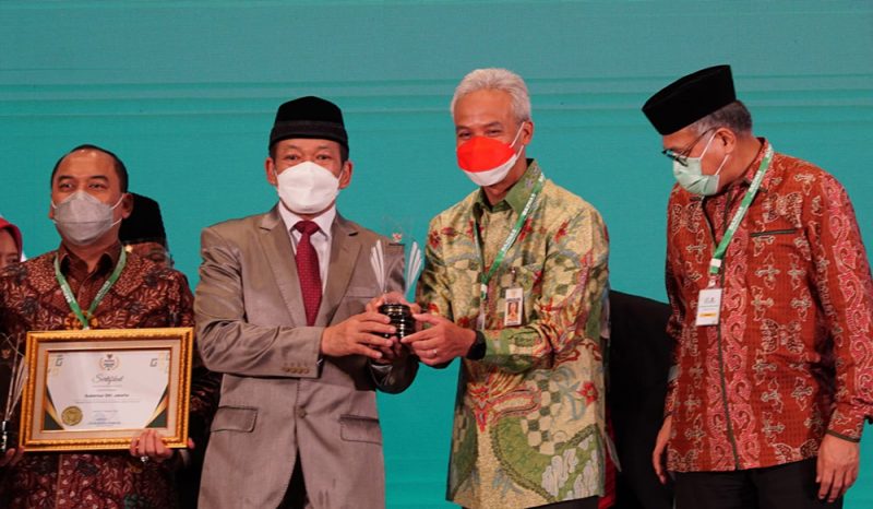 Gubernur Jawa Tengah Ganjar Pranowo menerima penghargaan dari Badan Amil Zakat Nasional (Baznas) Republik Indonesia sebagai Gubernur Pendukung Gerakan Zakat Indonesia. (Foto: Humas Jateng)