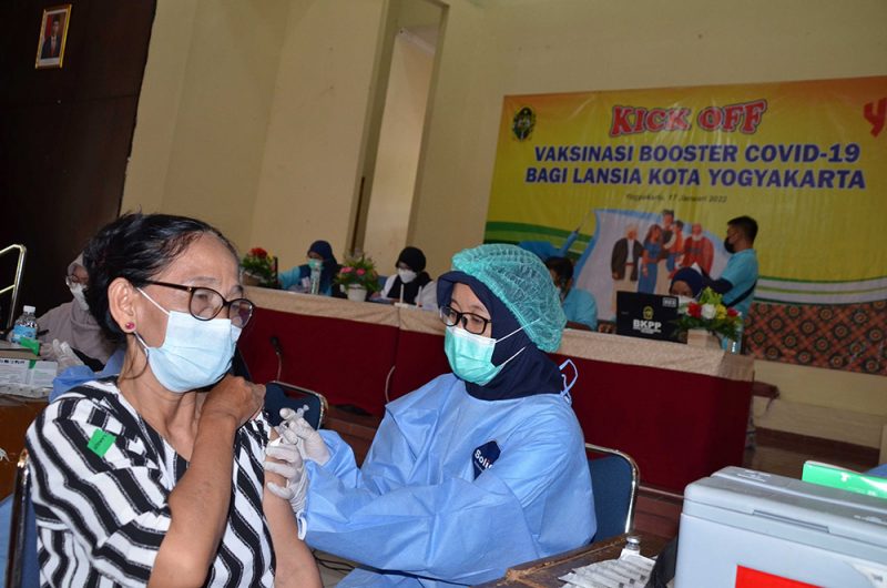 Yogyakarta, Senin (17/1/2022) menyasar 600 warga lansia dari Kelurahan Giwangan dan Pandeyan.  (Foto: Humas Pemkot Yogya)