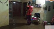 Banjir yang merendam salah satu rumah warga di wilayah Kabupaten Jember, Provinsi Jawa Timur, pada Senin petang (17/1/2022). Tiga desa atau kelurahan di tiga kecamatan terdampak banjir setelah guyuran hujan lebat. (Foto: BPBD Kabupaten Jember)