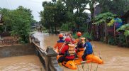 BPBD Kabupaten Jepara menggunakan perahu karet untuk mengevakuasi warga Donorojo yang terdampak banjir, Minggu (16/1/2022). (Foto:BPBD Kabupaten Jepara)