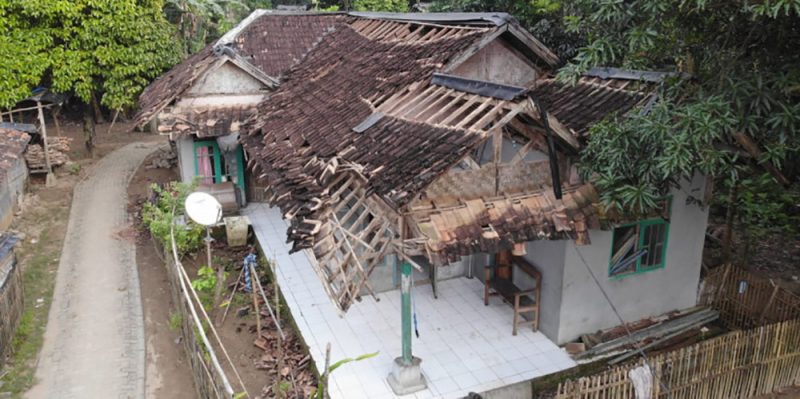 Kerusakan salah satu rumah yang terdampak gempa M 6,6 di Banten pada Jumat (14/1/2022). (Foto: Tim Drone BNPB)