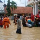 Giat evakuasi warga terdampak banjir oleh BPBD Kabupaten Cirebon dan tim gabungan menggunakan perahu karet, Sabtu (22/1/2022). (Foto: BPBD Kabupaten Cirebon) 