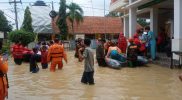 Giat evakuasi warga terdampak banjir oleh BPBD Kabupaten Cirebon dan tim gabungan menggunakan perahu karet, Sabtu (22/1/2022). (Foto: BPBD Kabupaten Cirebon)