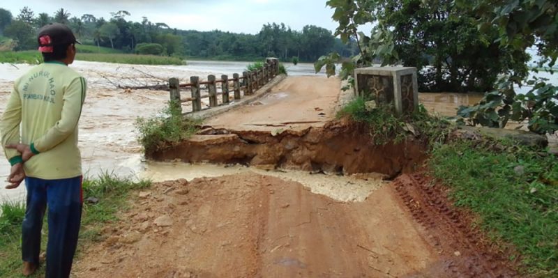 Jembatan yang rusak diterjang banjir di Desa Sendang Ayu, Kecamatan Padang Ratu, Kabupaten Lampung Tengah, Provinsi Lampung, pada Minggu (23/1/2022). (Foto: BPBD)