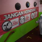 Petugas PMI menyemprotkan disinfektan di SMPN 43 Jakarta, Kamis (20/1/2022). Kementerian Kesehatan melaporkan, hingga Kamis (20/1/2022) pagi, tercatat sebanyak 882 kasus Covid-19 varian Omicron di Indonesia yang terdiri atas 710 kasus pelaku perjalanan luar negeri, 161 kasus transmisi lokal dan 11 kasus yang masih belum diketahui asalnya. (ANTARA FOTO/Akbar Nugroho Gumay/rwa)