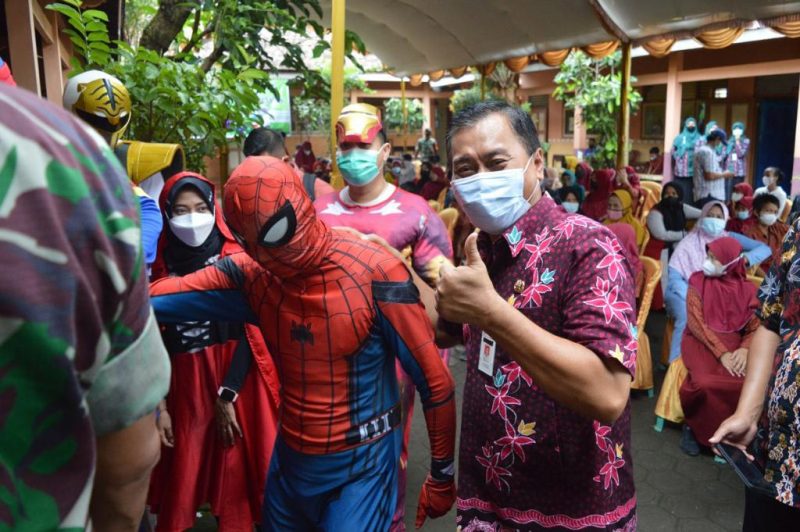 Para petugas vaksinator dari puskesmas Kecamatan Kalinyamatan yang memberikan vaksin kepada anak-anak mengenakan kostum tokoh superhero, seperti Iron Man, Spider Man, Bat Woman, hingga Captain Amerika. (Foto: Diskominfo Jepara)