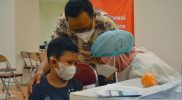 Wakil Walikota Yogyakarta, Heroe Poerwadi saat meninjau pelaksanaan vaksinasi anak yang digelar Pengusaha Retail Indonesia (Aprindo) DIY. (Foto: Humas Pemkot Yogya)