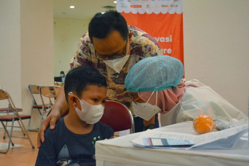 Wakil Walikota Yogyakarta, Heroe Poerwadi saat meninjau pelaksanaan vaksinasi anak yang digelar Pengusaha Retail Indonesia (Aprindo) DIY. (Foto: Humas Pemkot Yogya)