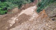 Longsor putus akses jalan Dukuh Pranten-Rejosari, Desa Pranten, Kecamatan Bawang Kabupaten Batang. Area longsor tersebut diperkirakan mencapai 1 kilometer. (Foto: MC Batang)