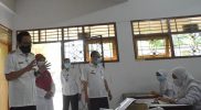 Wakil Walikota Yogyakarta Heroe Poerwadi saat meninjau pelaksanaan PTM di salah satu SMP. (Foto: Humas Pemkot Yogya)