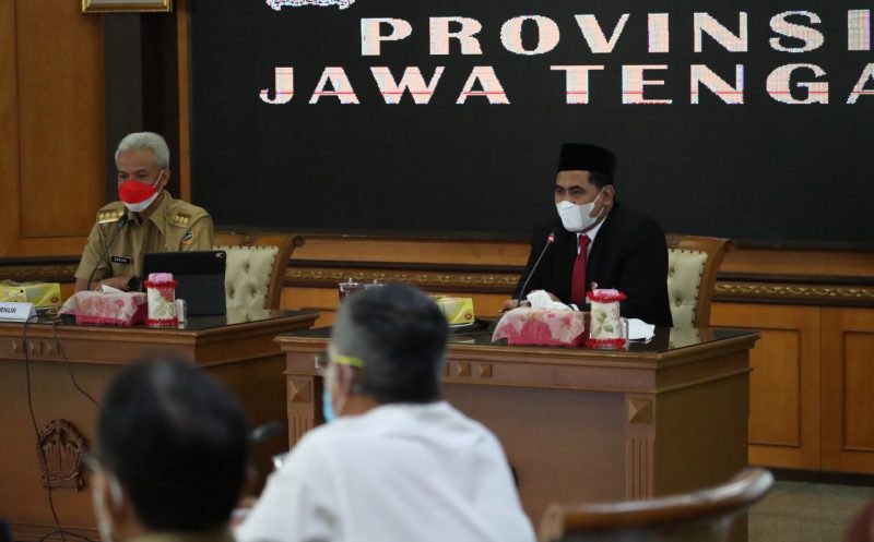 Gubernur Ganjar Pranowo dan Wakil Gubernur Jawa Tengah, Taj Yasin Maimoen Rapat evaluasi penanganan Covid-19, di ruang rapat Gedung A lantai 2, Pemprov Jateng, Senin (3/1/2022). (Foto: Humas Jateng)