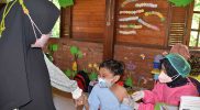 Pelaksanaan vaksinasi Covid-19 usia 6 - 11 tahun yang diadakan Pemkot Yogyakarta melalui Dinas Kesehatan Kota Yogyakarta di SD Bias Giwangan pada Rabu (5/1/2022). (Foto: Humas Pemkot Yogya)