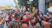 Ganjar Pranowo dikerubuti warga saat mendampingi Presiden Jokowi meresmikan Pasar Johar, Rabu (5/1/2022). (Foto: Diskominfo Jateng)