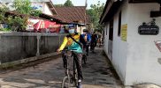 Gowes Dodolan kampung kali ini dimulai dengan rute dari Balai Kota Yogyakarta menuju ke Kelurahan Prenggan. Melewati gang-gang jalan kampung dan potensi bangunan cagar budaya di kampung-kampung Prenggan. (Foto: Humas Pemkot Yogya)