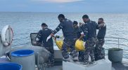 Petugas patroli KRI Parang-647 saat mengevakuasi mayat yang diduga merupakan Pekerja Migran Indonesia (PMI) ilegal yang kapalnya kandas di perbatasan RI - Malaysia beberapa waktu yang lalu. (Foto: Dispenal)