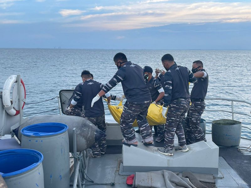 Petugas patroli KRI Parang-647 saat mengevakuasi mayat yang diduga merupakan Pekerja Migran Indonesia (PMI) ilegal yang kapalnya kandas di perbatasan RI - Malaysia beberapa waktu yang lalu. (Foto: Dispenal)