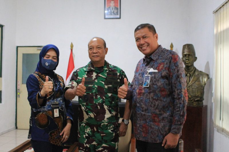 Danrem 072/Pamungkas Brigjen TNI Afianto menerima audiensi Wahyu Hidayat selaku Regional Officer Head Yogyakarta bertempat di Ruang Hatta, Makorem 072/Pamungkas. (Foto: Penrem 072PMK)