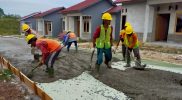 Ilustrasi, aktivitas para pekerja dalam proyek fasilitas umum atau jalan di sebuah kompleks perumahan. (Foto: Dok. Kementerian PUPR)