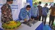Wakil Walikota Yogyakarta Heroe Poerwadi menandatangani prasasti peresmian renovasi sekolah SDN Margoyasan yang didanai program CSR Indomaret. (Foto: Humas Pemkot Yogya)