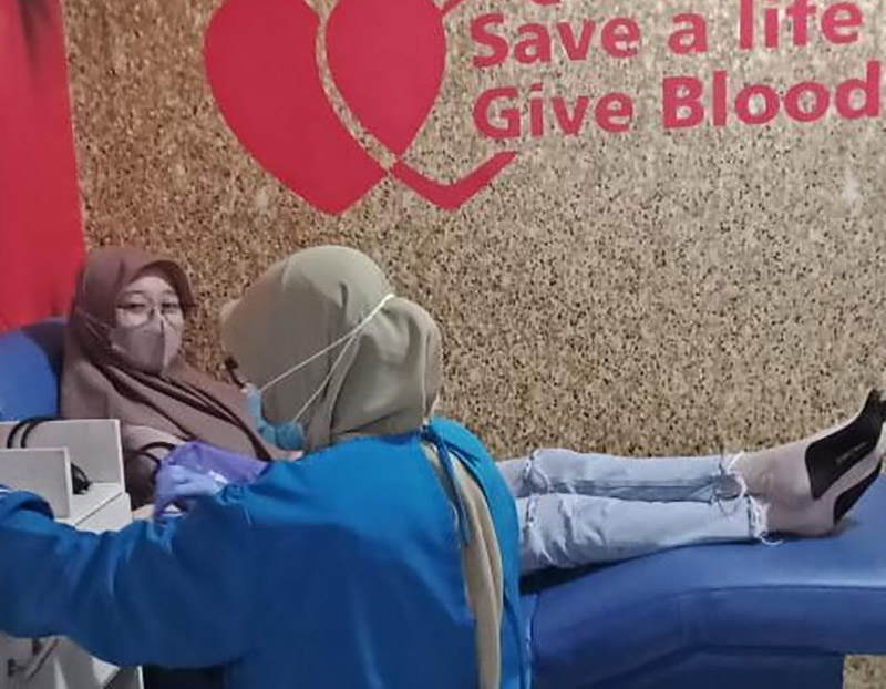 Warga melakukan donor darah mandiri di UDD PMI Kabupaten Magelang. (Foto: humas/beritamagelang)