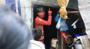 Ganjar Pranowo saat silaturahmi ke rumah warga Tionghoa yang hidup jauh dari berkecukupan disela aktivitasnya gowes, Selasa (1/2/2022). (Foto: Humas Jateng)