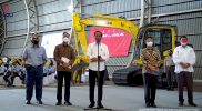 Presiden Jokowi ketika meninjau vaksinasi di kawasan industri pabrik PT Komatsu, Bekasi, Jawa Barat pada Kamis (24/2/2022). (Foto: BPMI/Setpres)