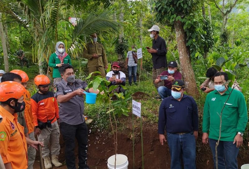Dinas Lingkungan Hidup bersama komunitas relawan SAR Grabag menanam ribuan pohon di lereng Gunung Andong di Desa Tirto, Kecamatan Grabag, Jumat (25/2/2022). (Foto: humas/beritamagelang)