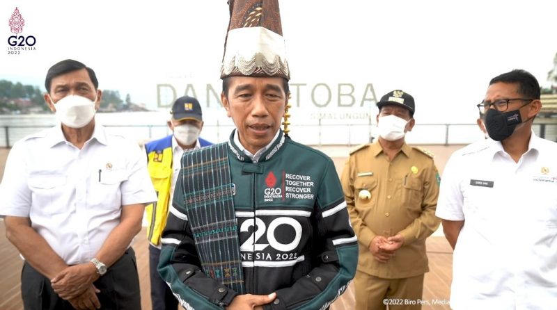 Presiden Joko Widodo meresmikan penataan kawasan pantai bebas Parapat di Kabupaten Simalungun, Sumatera Utara (Sumut) pada Rabu (2/2/2022). (Foto: Istimewa/BPMI)