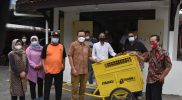 Wakil Walikota Yogyakarta Heroe Poerwadi menyerahkan gerobak sampah untuk RW 12 pada Selasa (1/2/2022) di Balai RW 12 Bumijo, Jetis. Pemkot Yogya terus berupaya untuk menekan angka pembuangan sampah rumah tangga melalui pengelolaan sampah berbasis keluarga. (Foto: Humas Pemkot Yogya)