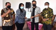 Wali Kota Salatiga Yuliyanto memberikan legalitas aset (sertifikat) kepada 50 pelaku UMKM yang ada di Salatiga. (Foto: MC Kota Salatiga)