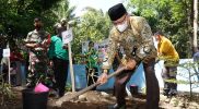 Memperingati Hari Pers Nasional (HPN) 2022, Bupati Magelang diwakili Sekretaris Daerah, Adi Waryanto menanam pohon di Sendang Maren, Sawangan, Jumat (4/2/2022). (Foto: humas/beritamagelang)