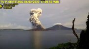 Gunungapi Anak Krakatau erupsi hingga 9 kali pada hari ini, Jumat (4/2/2022). (Foto: PVMBG)