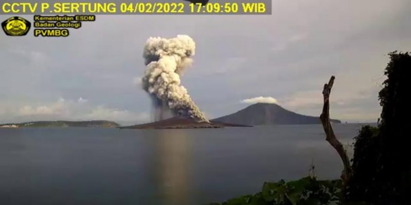 Gunungapi Anak Krakatau erupsi hingga 9 kali pada hari ini, Jumat (4/2/2022). (Foto: PVMBG)