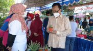 Wakil Walikota Yogyakarta Heroe Poerwadi menyambut baik kegiatan Pasar Hoki yang diadakan masyarakat Cokrodiningratan. Hal itu sebagai upaya masyarakat membangkitkan ekonomi di masa pandemi Covid-19. (Foto: Humas Pemkot Yogya)