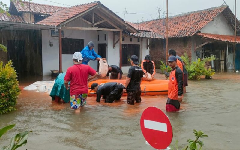 Banjir yang terjadi di wilayah Kota Pekalongan, Provinsi Jawa Tengah, mengakibatkan 105 warga mengungsi ke tempat aman. Peristiwa tersebut terjadi pada Sabtu malam (5/2/2022), pukul 21.00 WIB. (Foto: BPBD Kota Pekalongan) 