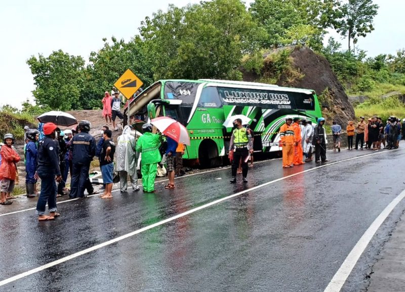 Bus pariwisata GA Trans, dengan nomor polisi AD 1507 EH mengalami kecelakaan tunggal di sekitar bukit Bego, Padukuhan Kedungbueng, Kelurahan Wukirsari, Kapanewon Imogiri, Kabupaten Bantul, Minggu (6/2/2022) pukul 14.00 WIB. (Foto: TRC BPBD DIY)