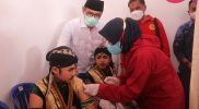 Bupati Temanggung HM Al Khadziq saat meninjau pelaksanaan vaksin massal dalam rangka peringatan HPN 2022, di Puskesmas Jumo, Selasa (8/2/2022). (Foto: MC.TMG)